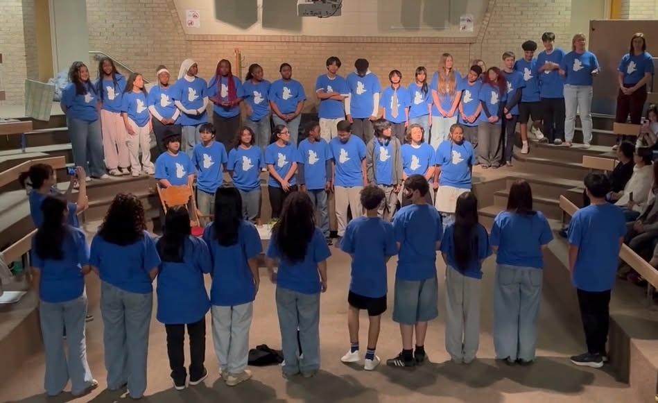 Une performance inspirante : nos élèves en francisation brillent sur scène - Groupe - École secondaire de l'Aubier