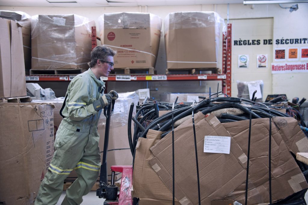 Entreprise du centre de formation en entreprise et récupération (CFER) des Navigateurs - Tri des matières recyclables de Bell Canada
