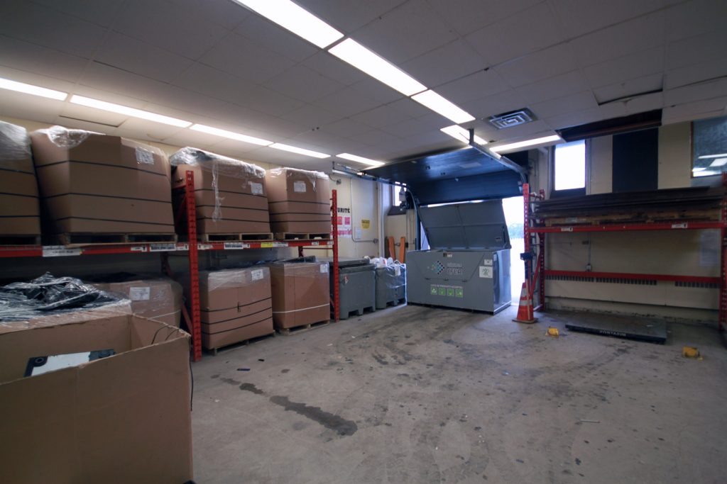 Entreprise du centre de formation en entreprise et récupération (CFER) des Navigateurs - Tri des matières recyclables de Bell Canada