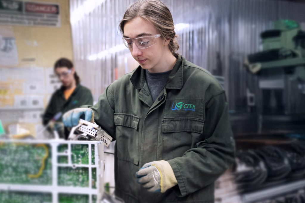 Entreprise du centre de formation en entreprise et récupération (CFER) des Navigateurs - Démantèlement électronique