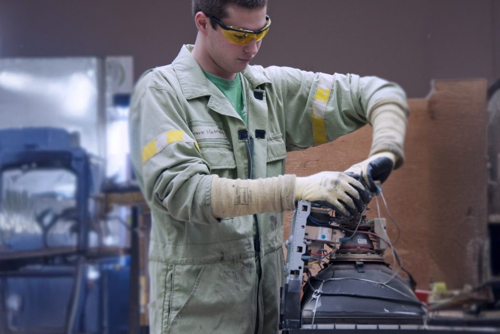 Entreprise du centre de formation en entreprise et récupération (CFER) des Navigateurs - Démantèlement électronique