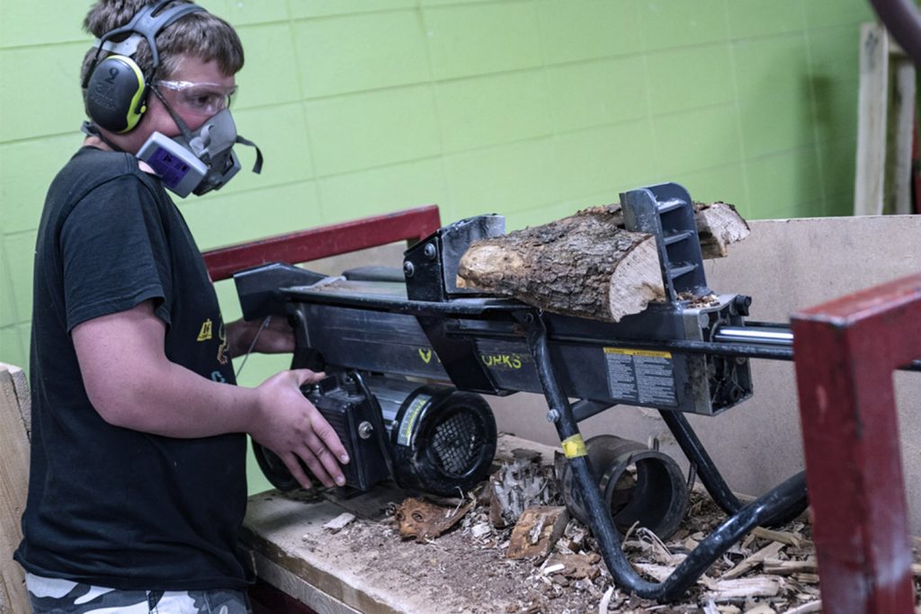 Entreprise du centre de formation en entreprise et récupération (CFER) des Navigateurs - Menuiserie