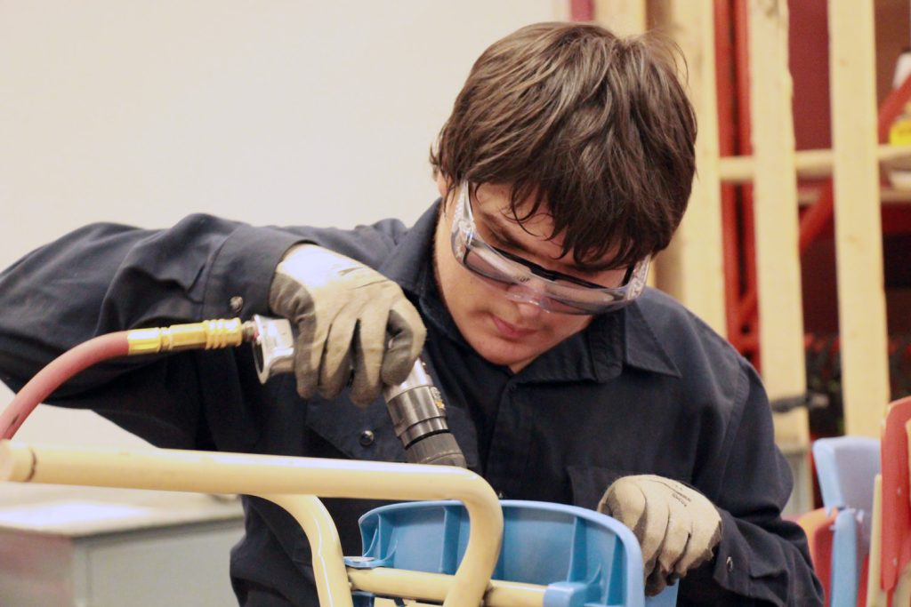 Entreprise du centre de formation en entreprise et récupération (CFER) des Navigateurs - Mobilier scolaire