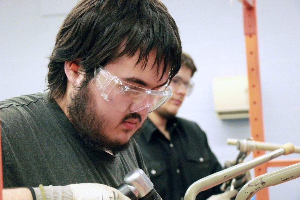 Entreprise du centre de formation en entreprise et récupération (CFER) des Navigateurs - Mobilier scolaire