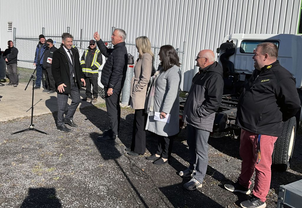 M. Patrick Blanchette, directeur du CFTR, remet symboliquement les clés des véhicules à M. Daniel-Étienne Vachon, directeur du CFMVL